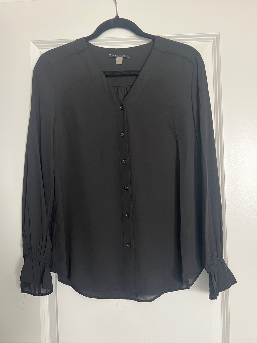 Black Long-Sleeve Button-Front V-Neck Shirt w Scrunched Wrist Cuffs small Tahari